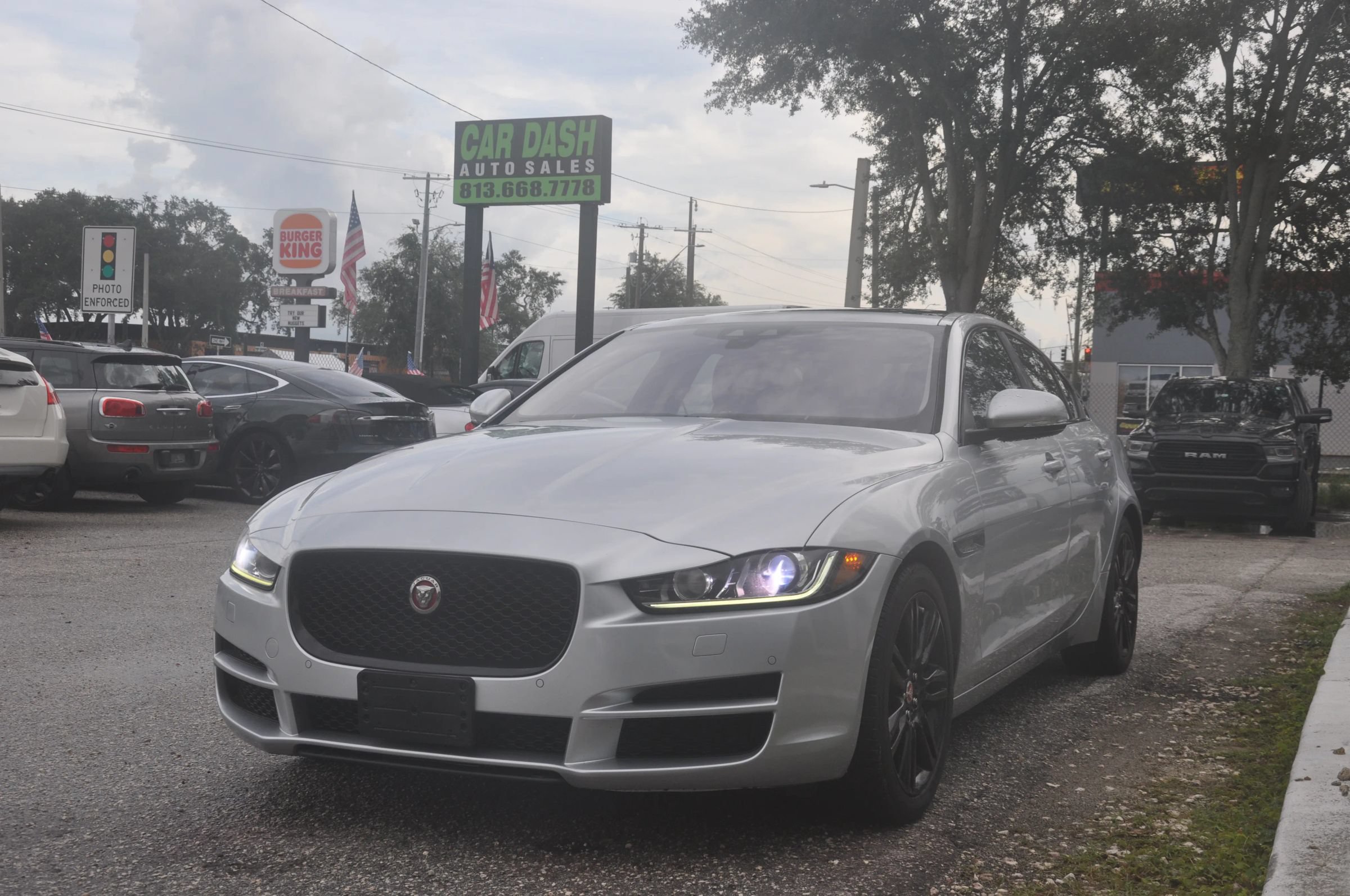 Used 2017 Jaguar XE Prestige RWD image 3