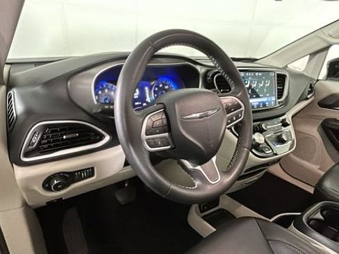 Used 2024 Chrysler Pacifica Touring-L FWD image 13