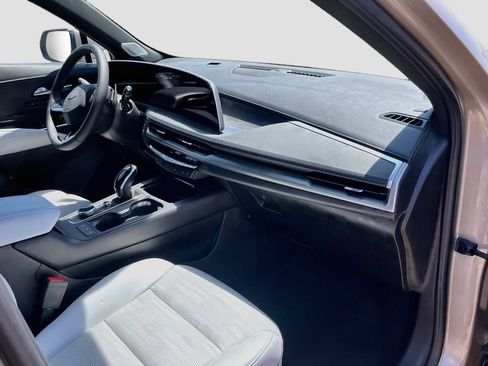 Used 2024 Cadillac XT4 Sport FWD image 32