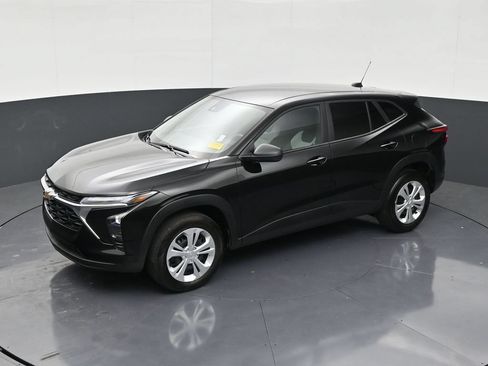 Used 2025 Chevrolet Trax LS FWD image 12