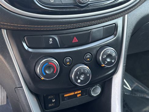 Used 2022 Chevrolet Trax LT w/ LT Convenience Package image 25