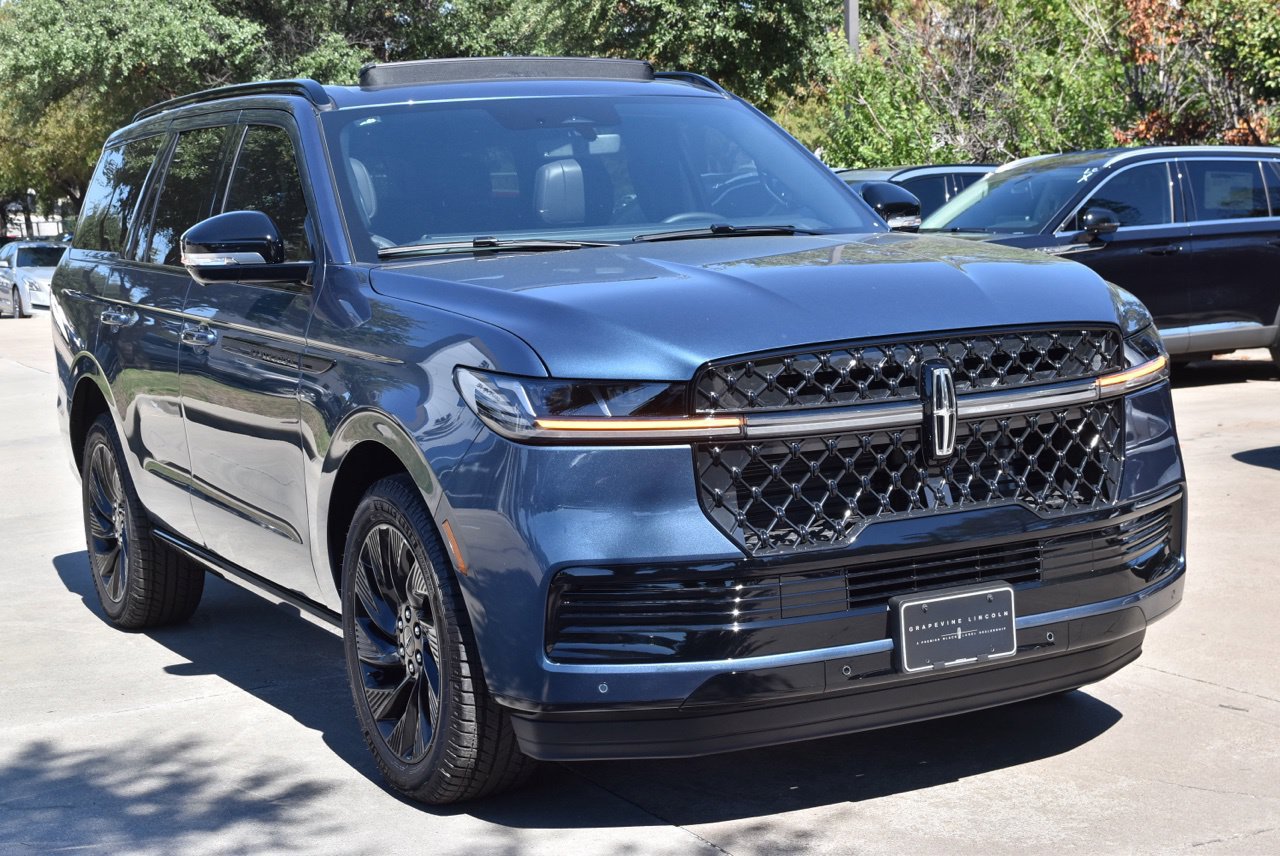 New 2027 Lincoln Navigator Reserve w/ Jet Appearance Package AWD/4WD image 3
