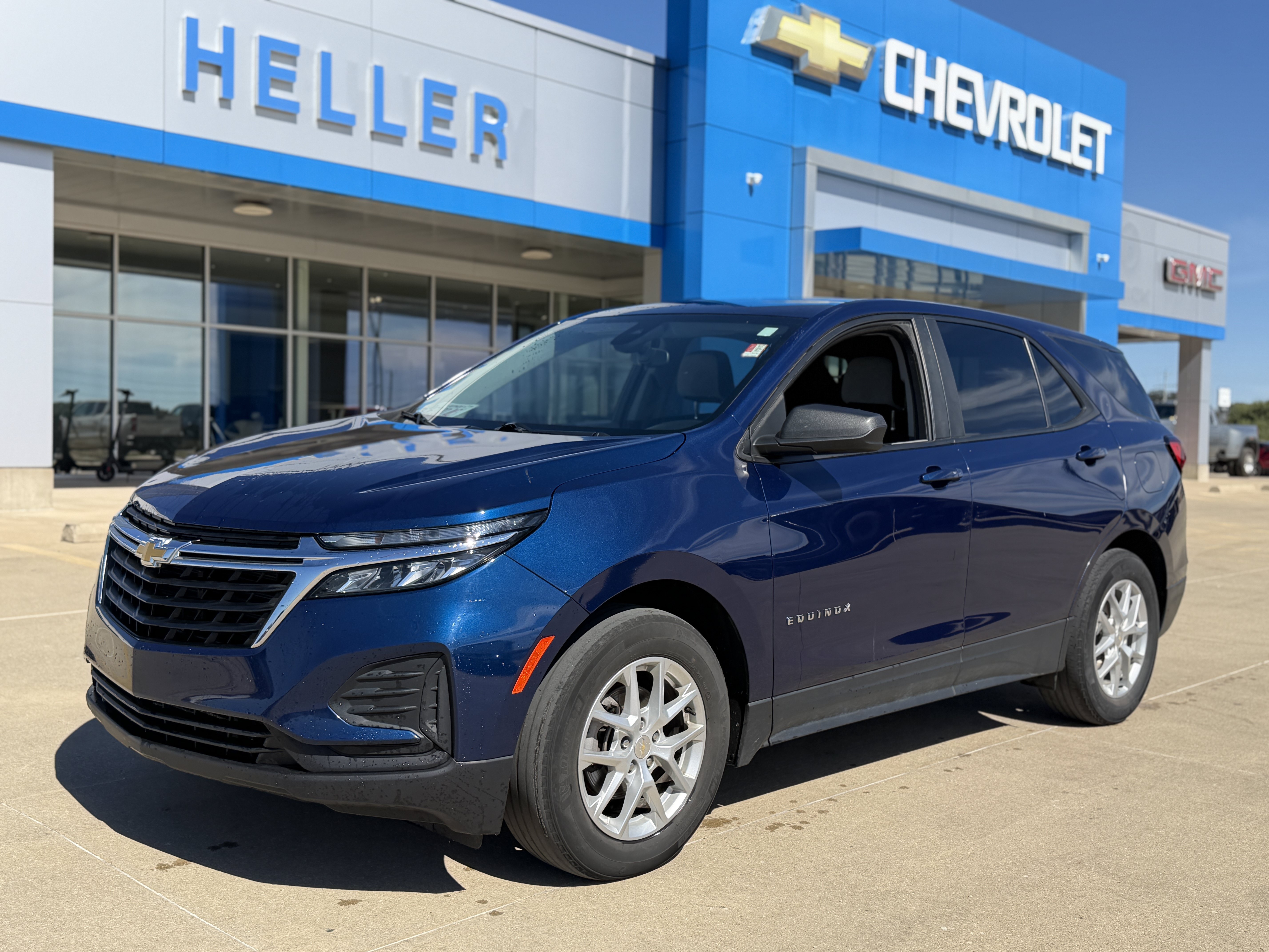 Used 2023 Chevrolet Equinox LS w/ LS Convenience Package FWD image 3