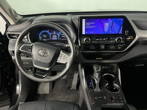 Used 2024 Toyota Highlander Platinum image 12