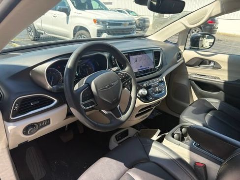 Used 2024 Chrysler Pacifica Touring-L FWD image 23