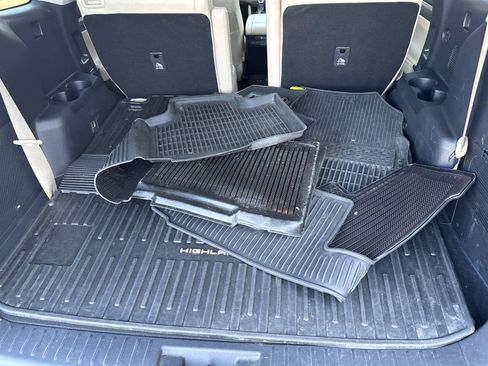 Used 2023 Toyota Highlander Limited image 15