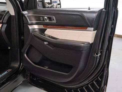 Used 2018 Ford Explorer Platinum image 42