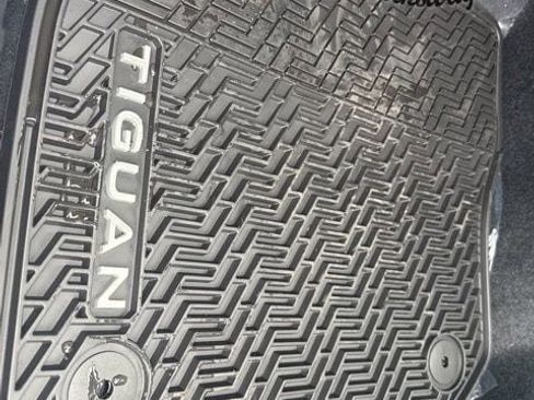 New 2025 Volkswagen Tiguan SE image 18