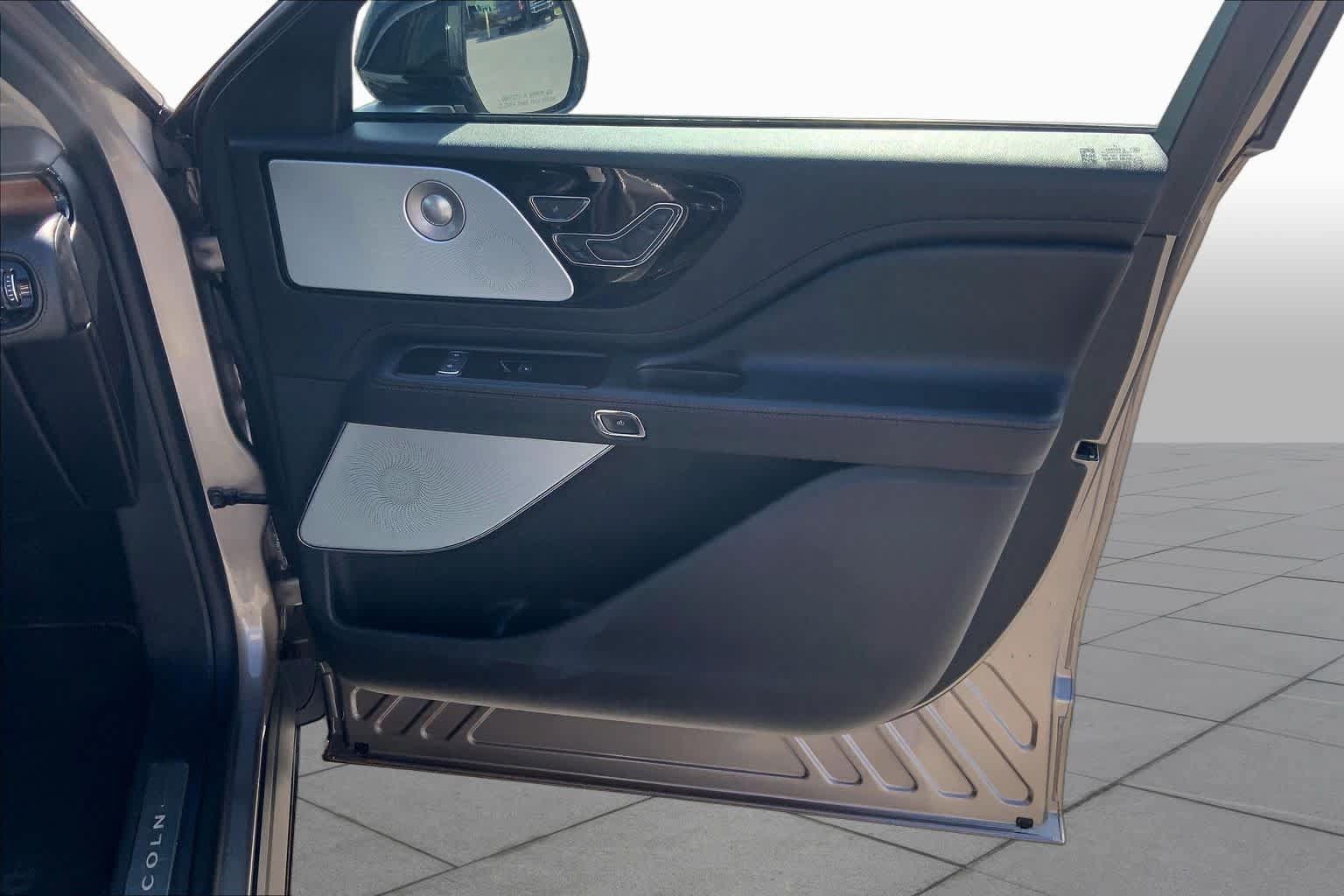 Used 2020 Lincoln Aviator Reserve w/ Equipment Group 201A RWD image 22