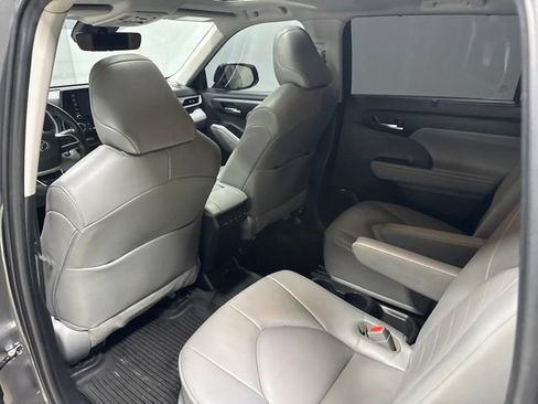 Used 2022 Toyota Highlander XLE AWD/4WD image 15