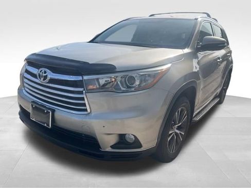 Used 2016 Toyota Highlander XLE image 3