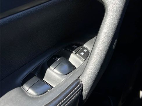 Used 2016 Nissan Rogue S FWD image 17