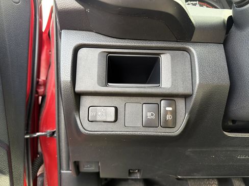 Certified 2018 Toyota Tacoma SR AWD/4WD image 16