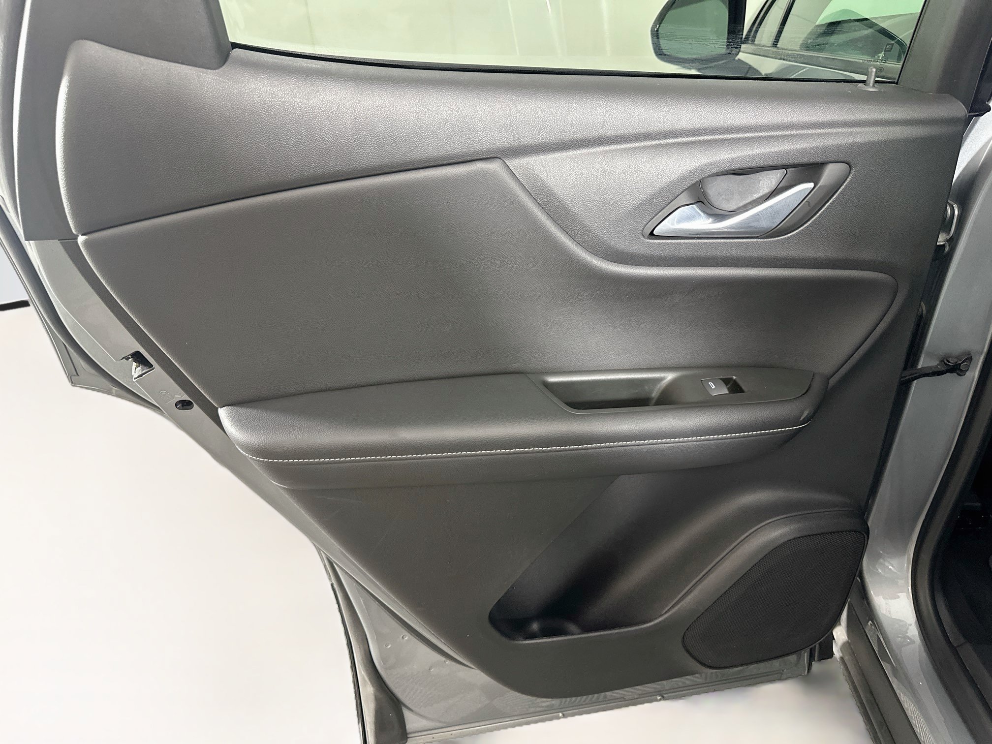 Used 2025 Chevrolet Blazer LT FWD image 24