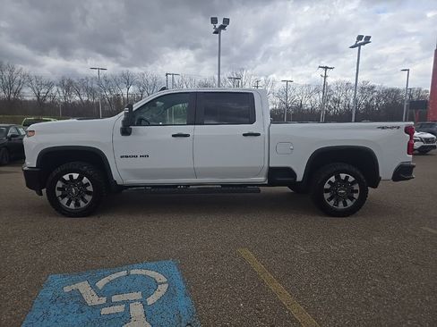 Used 2021 Chevrolet Silverado 2500 Custom w/ Custom Value Package image 4