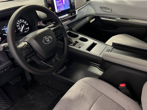 New 2026 Toyota Sienna LE FWD image 9