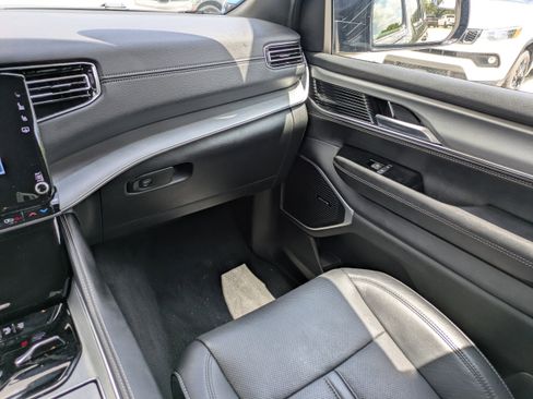 Certified 2024 Jeep Wagoneer L Series II w/ Convenience Group I AWD/4WD image 17