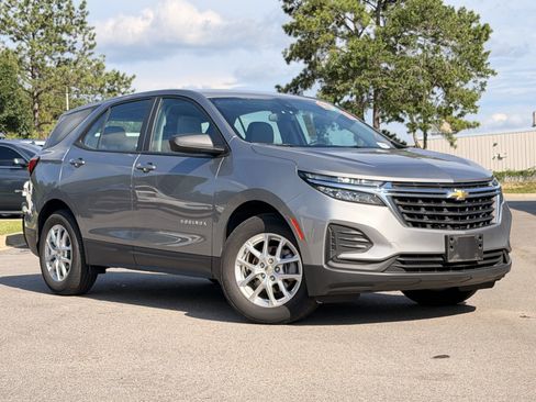Used 2024 Chevrolet Equinox LS FWD image 2