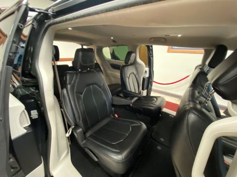 Used 2022 Chrysler Pacifica Touring-L FWD image 9