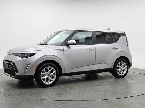 Used 2025 Kia Soul LX w/ LX Technology Package FWD image 3