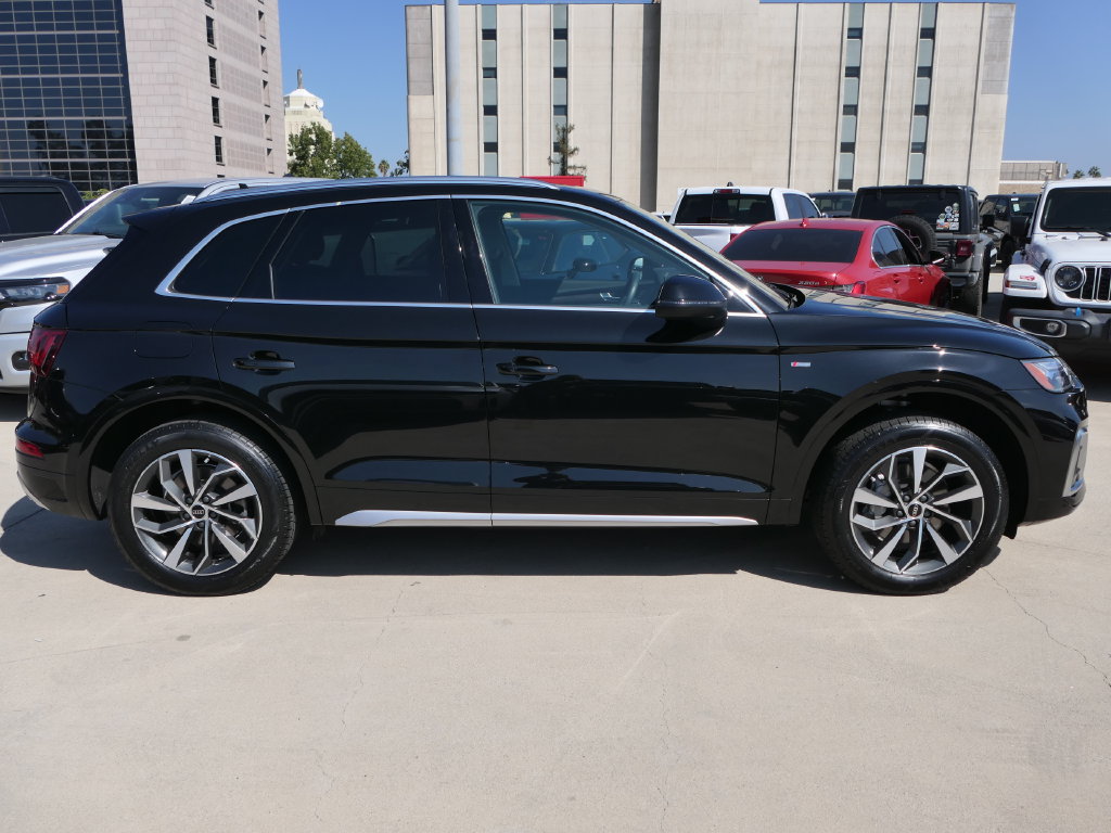 Used 2023 Audi Q5 2.0T Premium w/ Convenience Package AWD/4WD image 2