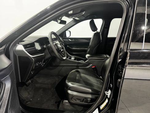 Used 2025 Jeep Grand Cherokee Altitude AWD/4WD image 17