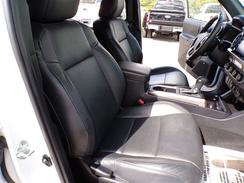 Used 2022 Toyota Tacoma Limited image 24