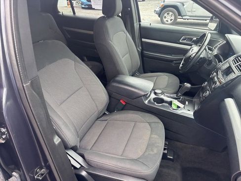 Used 2017 Ford Explorer XLT image 11