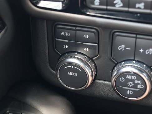 Used 2025 GMC Yukon Elevation w/ Elevation Premium Package AWD/4WD image 17