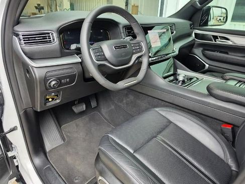 Used 2025 Jeep Wagoneer Series II w/ 8-Passenger Seating Package AWD/4WD image 13