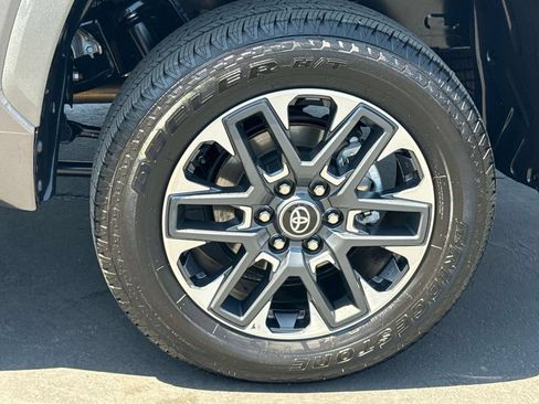 Used 2025 Toyota Tundra Limited AWD/4WD image 31