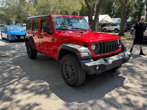 Used 2025 Jeep Wrangler Unlimited Sport AWD/4WD image 12