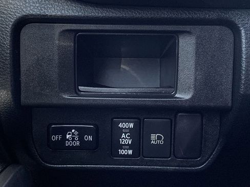 Used 2018 Toyota Tacoma TRD Off-Road w/ Technology Package AWD/4WD image 18