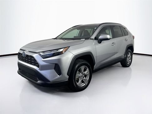 Used 2022 Toyota RAV4 XLE image 2