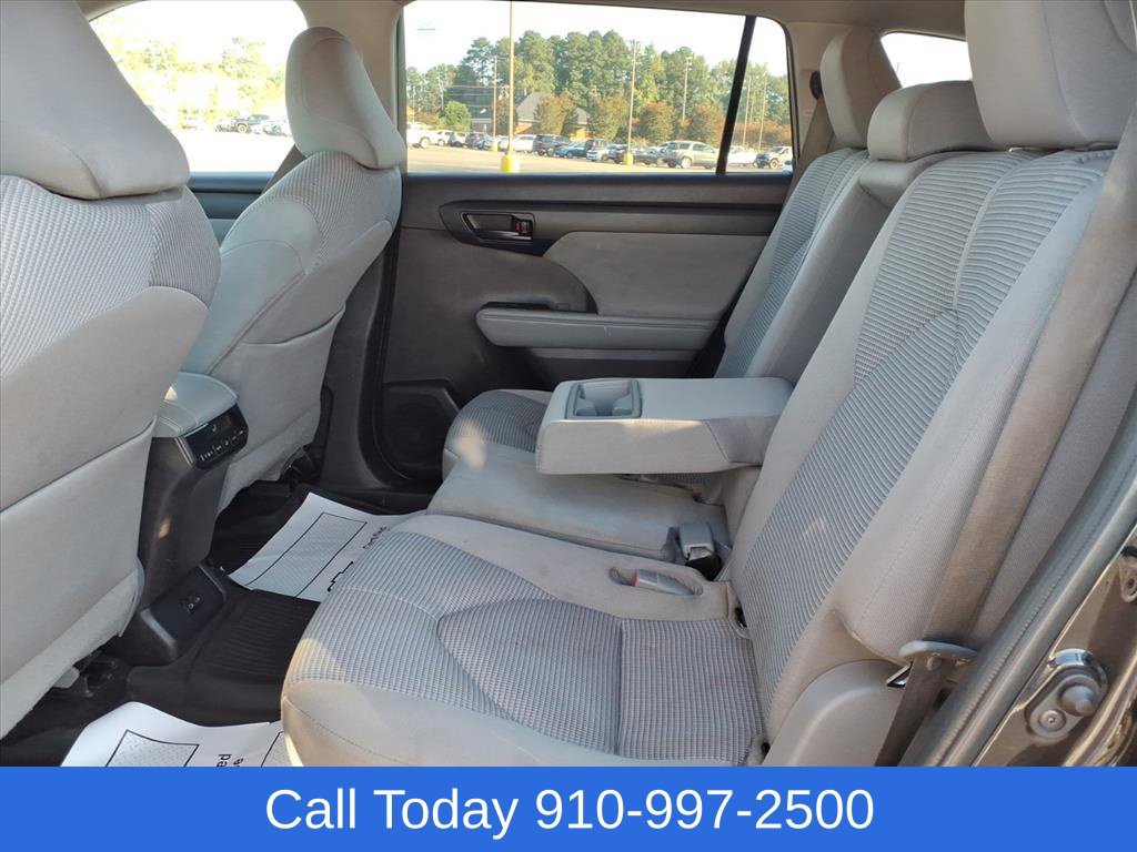 Used 2022 Toyota Highlander L FWD image 24
