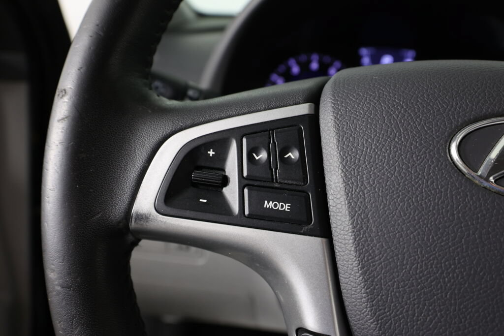 Used 2012 Hyundai Accent SE FWD image 32