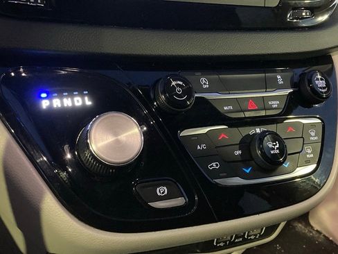 Used 2022 Chrysler Voyager LX image 25