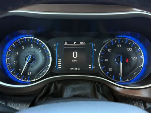 Used 2017 Chrysler Pacifica Touring-L w/ Tire & Wheel Group FWD image 55