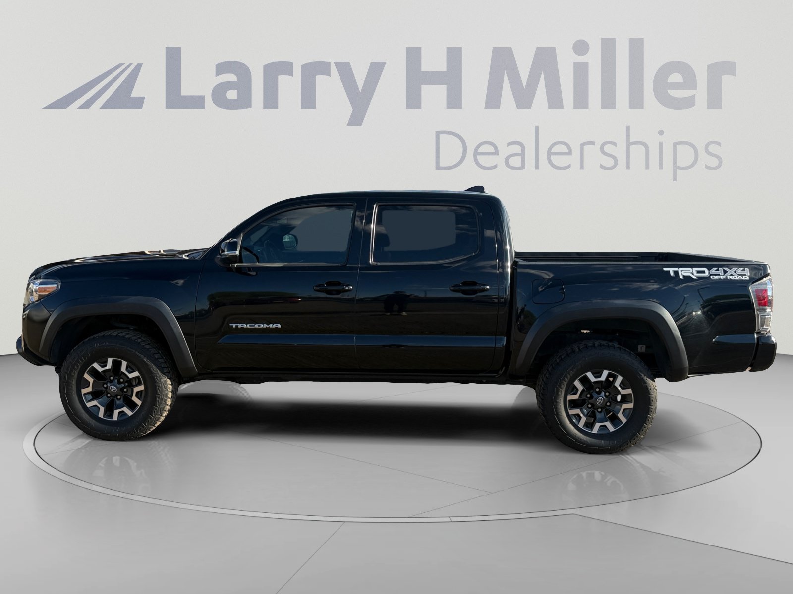 Used 2022 Toyota Tacoma TRD Off-Road w/ Technology Package AWD/4WD image 2