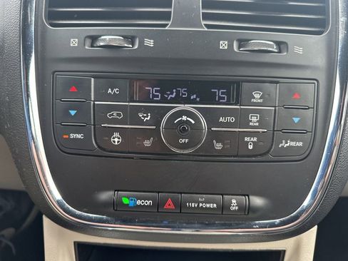 Used 2016 Dodge Grand Caravan SXT image 25