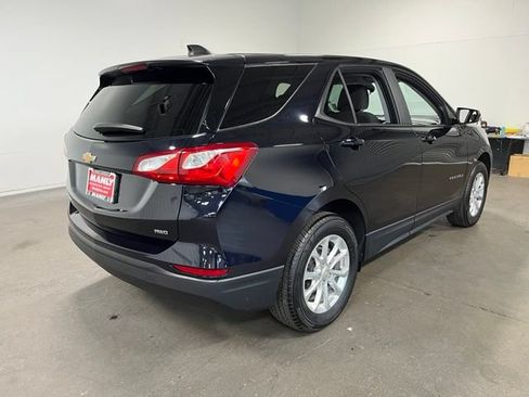 Used 2021 Chevrolet Equinox LS w/ LS Convenience Package AWD/4WD image 3