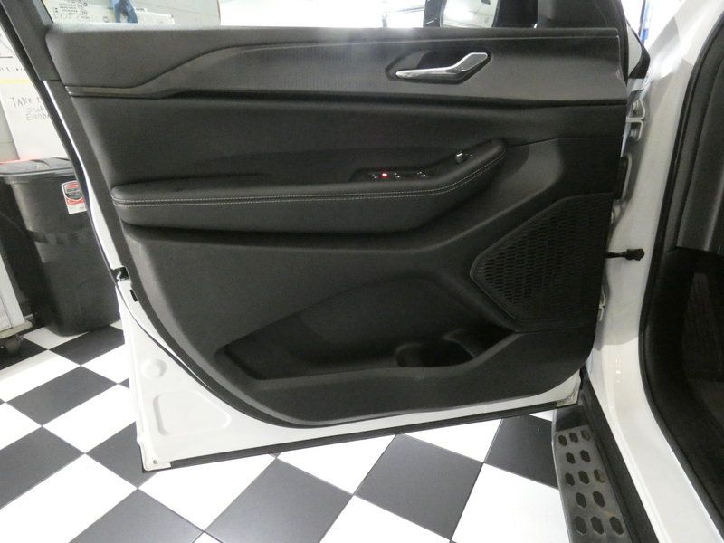 Used 2025 Jeep Grand Cherokee Altitude RWD image 22