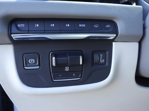 Used 2025 Cadillac Escalade Sport Platinum w/ LPO, Floor Liner Package AWD/4WD image 29