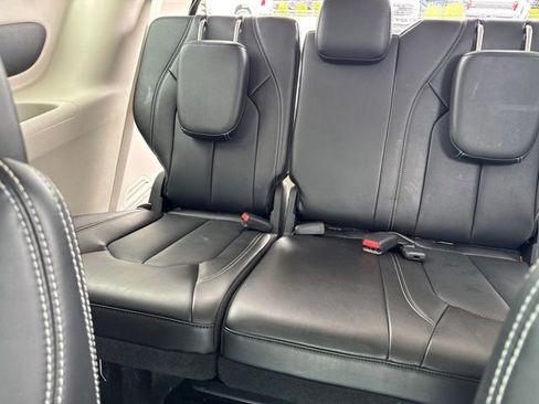 Used 2024 Chrysler Pacifica Touring-L FWD image 15