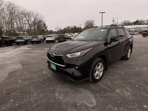 Used 2022 Toyota Highlander LE image 4