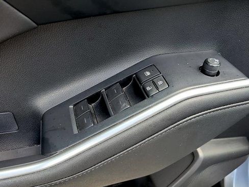 Used 2023 Toyota Highlander XLE FWD image 25