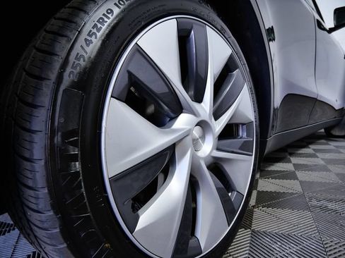 Used 2023 Tesla Model Y Long Range AWD/4WD image 9
