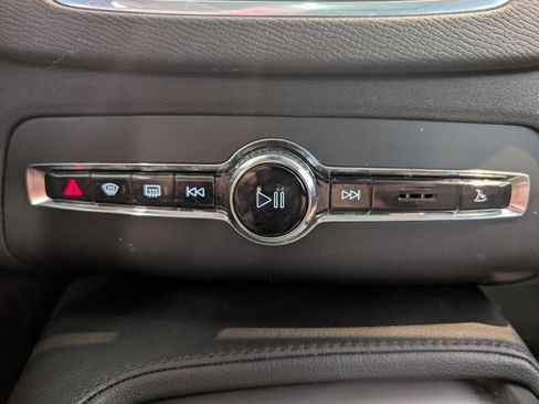 Used 2022 Volvo XC90 T5 Momentum image 22