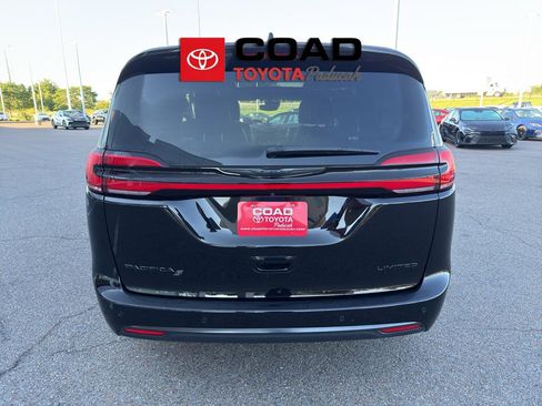 Used 2025 Chrysler Pacifica Limited FWD image 4