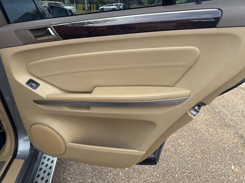 Used 2012 Mercedes-Benz GL 550 4MATIC image 23